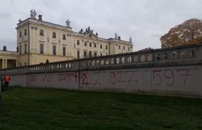 Pałac Branickich. Ktoś zdewastował ogrodzenie pałacu