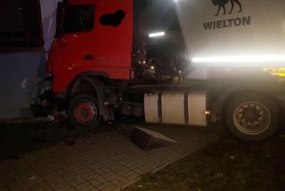 Groźny wypadek w Łabiszynie! Samochód ciężarowy WBIŁ się w blok [ZDJĘCIA]