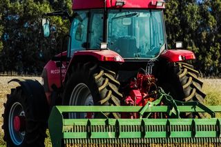 Tragedia w Borowcach. Rolnik przejechał po sąsiadce ciągnikiem. Kobieta zmarła