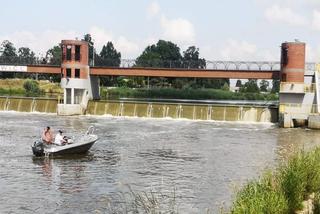 Wrocław: Pijany mężczyzna chciał wskoczyć do Odry. Stał już na barierkach