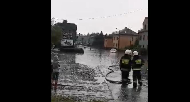 Potężne burze na Śląsku. Gigantyczna ulewa zalała ulice w Pszowie w powiecie wodzisławskim [ZDJĘCIA, WIDEO]