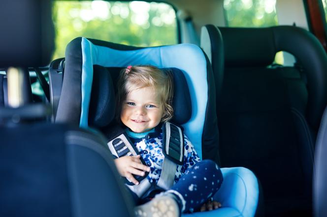 Czy zakładać dziecku pieluszkę do auta, gdy jest już odpieluchowane? 