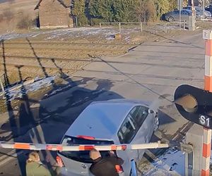 Sekundy dzieliły kierowców od tragedii. Odholowywali zepsute auto z torów po zamknięciu szlabanów