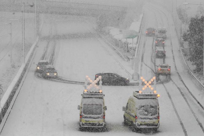 Potężne opady śniegu sparaliżowały Ateny. Ludzie utknęli w autach. Przeszło też tornado! [ZDJĘCIA, WIDEO]