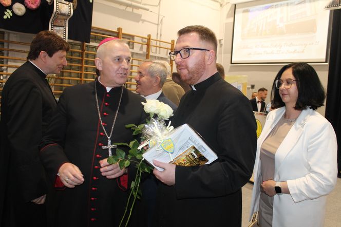 Jubileusz 40-lecia połączony był ze świętem szkoły, ponieważ obchodzi ona również 28. rocznicę nadania imienia.
