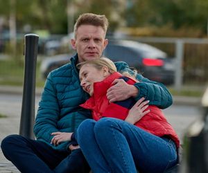 Na Wspólnej odc. 3966. Kamil Hoffer (Kazimierz Mazur), Łucja Agier (Magdalena Kaczmarek)