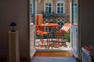 Co na balkon w bloku? Płytki wyszły z mody? Te materiały robią furorę na balkonach w blokach