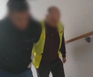 „Surfer z S8” tymczasowo aresztowany. Jechał na dachu, biegał nago po ruchliwej drodze