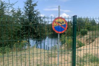 Koniec z relaksem nad Brdą? Dzika plaża na bydgoskim osiedlu ogrodzona wysokim płotem [GALERIA]