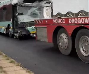 Autobus wjechał w samochody i budynek w Balinie