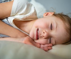 Tak u dziecka może objawiać się neuroborelioza. Zwróć uwagę na wygląd twarzy 