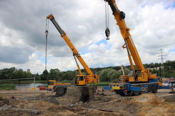 Ruda Śląska: Specjalny dźwig przeniesie żelbetowy schron z czasów II wojny światowej