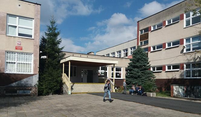 Nastolatka cięła koleżanki w szkole