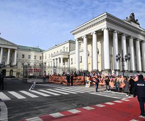 Protest kupców z Marywilskiej przed ratuszem