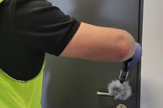 Zwłoki mężczyzny policjanci znaleźli w mieszkaniu w Ciechocinku. Podejrzewają jego młodą partnerkę