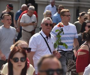 Marsz Milczenia dla Klaudii w Toruniu. „Niech nasza cisza przemówi głośniej niż słowa” [GALERIA]