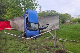 Groźny wypadek w Wielkopolsce. Auto uderzyło w barierę i wylądowało na budynku