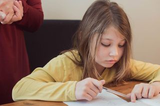 Nadmiar zajęć dodatkowych może szkodzić. Kiedy wspieranie pasji dziecka zamienia się w presję?