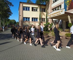 100 par zatańczyło poloneza na 100-lecie siedleckiego Ekonomika