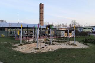 Łańcuchy i taśmy na osiedlowym placu zabaw. „Kpina z mieszkańców”  