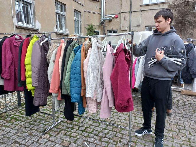 ​Trwa finał akcji „Podziel się kurtką - Przytul kurtkę” w Lesznie. Dzielących się i korzystających nie brakuje