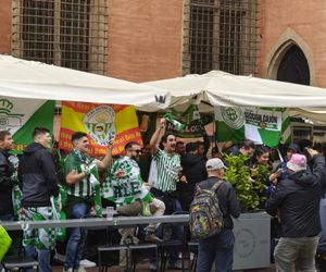 Gorąco przed finałem Ligii Konferencji we Wrocławiu. Tysiące kibiców na Rynku 