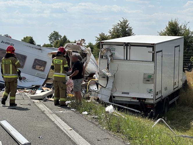 Kamper gruchnął w auto stojące na poboczu. Jedna osoba ranna. Lądował śmigłowiec LPR