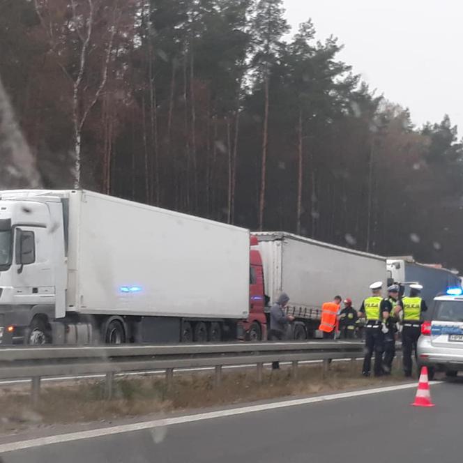 Łyski. Potężny karambol na S8. Osobówka została zmiażdżona