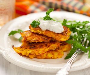 Biorę serek wiejski i 2 marchewki. W kwadrans smażę furę pysznych i chrupiących placków 