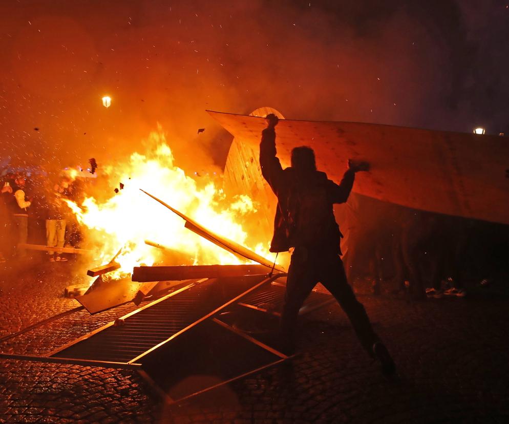 Zamieszki w Paryżu. Demonstranci protestują przeciw reformie emerytalnej [ZDJĘCIA]