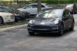 Tak przywołana Tesla samodzielnie podjeżdża do właściciela - WIDEO