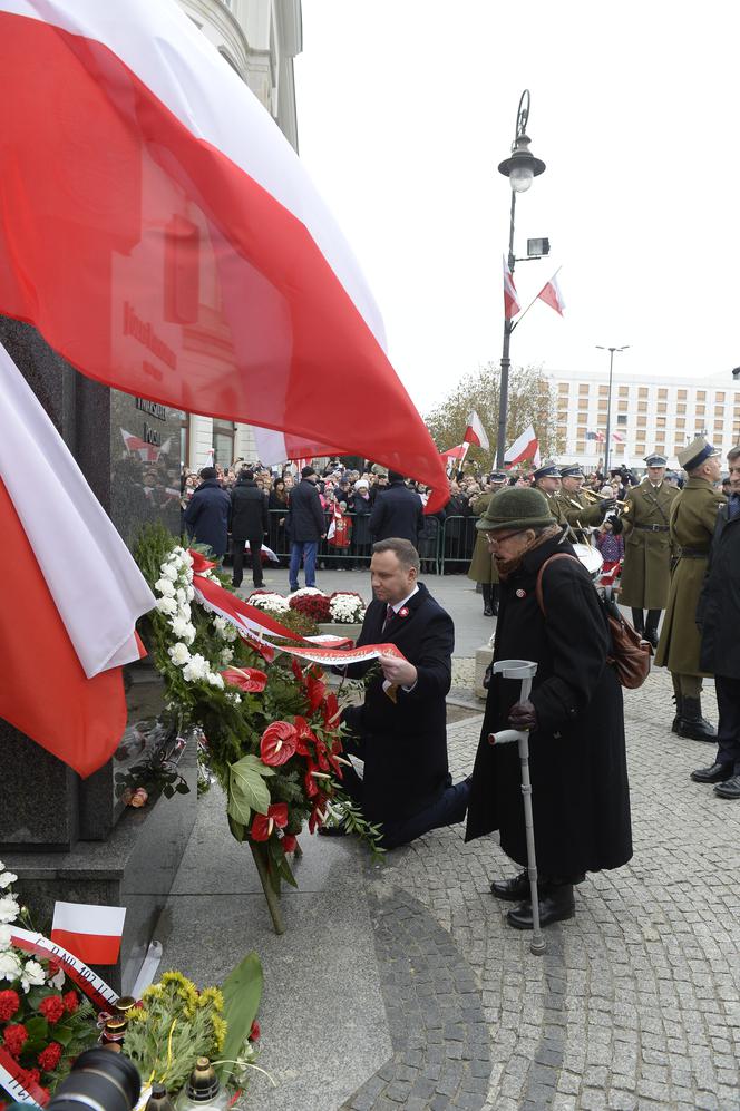 Andrzej Duda pod pomnikiem Józefa Piłsudskiego położył tylko dwie róże 