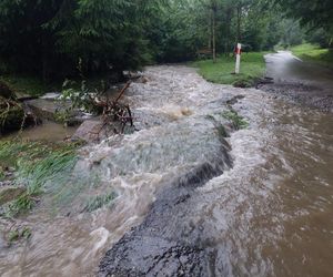 Zalane ulice i posesje. Trudna noc w gminie Goleszów w powiecie cieszyńskim