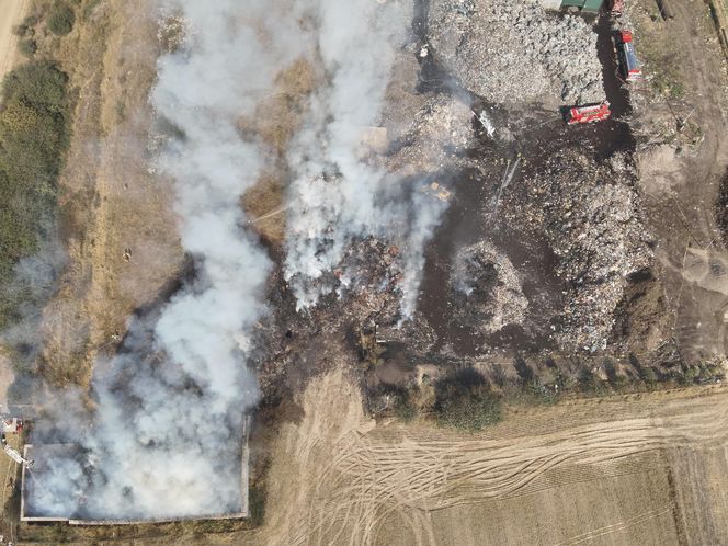 Zakończyło się dogaszanie pożaru na terenie sortowni śmieci w Bełżycach