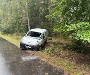 Kolizja na mokrej drodze we Włoszakowicach. Kierowcę wyciągali z auta strażacy