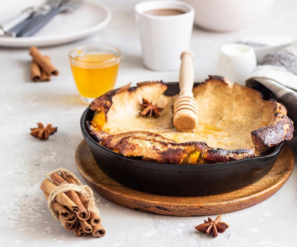 Śniadanie w holenderskim stylu. Dutch baby z jabłkami i miodem