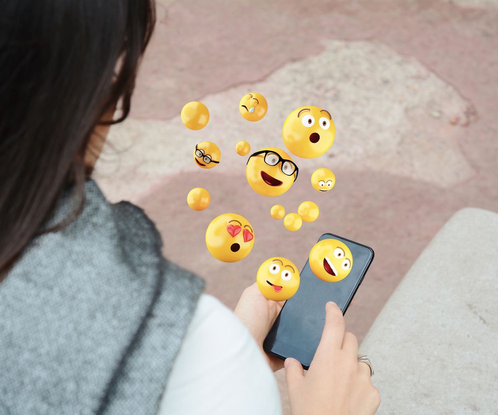W telefonie możemy korzystać nie tylko z emotikonów, ale i animoji i emoji. Te ostatnie widzimy na zdjęciu.