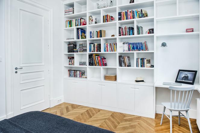 Biblioteczka w sypialni