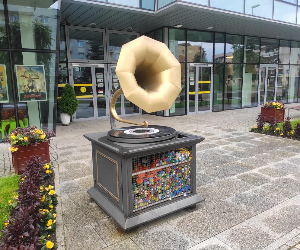 Gramofon przed Kozieckim Centrum Kulturalno-Artystycznym