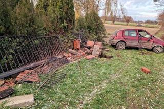 Kompletnie pijany kierowca wbił się w ogrodzenie! Z auta niewiele zostało [ZDJĘCIA] 