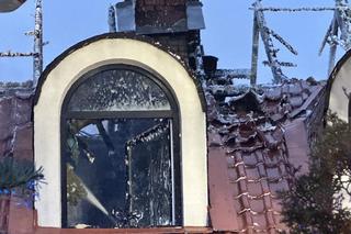 Wielkie kłęby dymu nad Wawrem. Płonie wielka willa, strażacy walczą z żywiołem