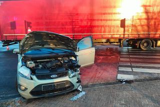 Zderzenie samochodu osobowego i ciężarowego na największym skrzyżowaniu w Lesznie