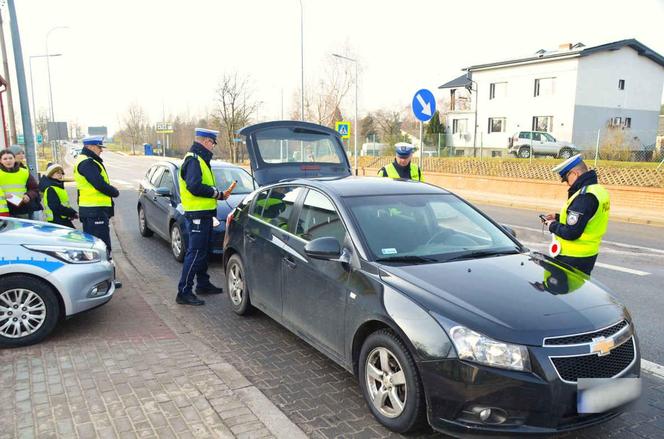 Policjanci z Kościerzyny zaskoczyli kierowców. Zamiast mandatu były miłe niespodzianki