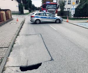 W Jaworznie zapadła się ziemia. Zapadlisko ma 10 metrów głębokości!