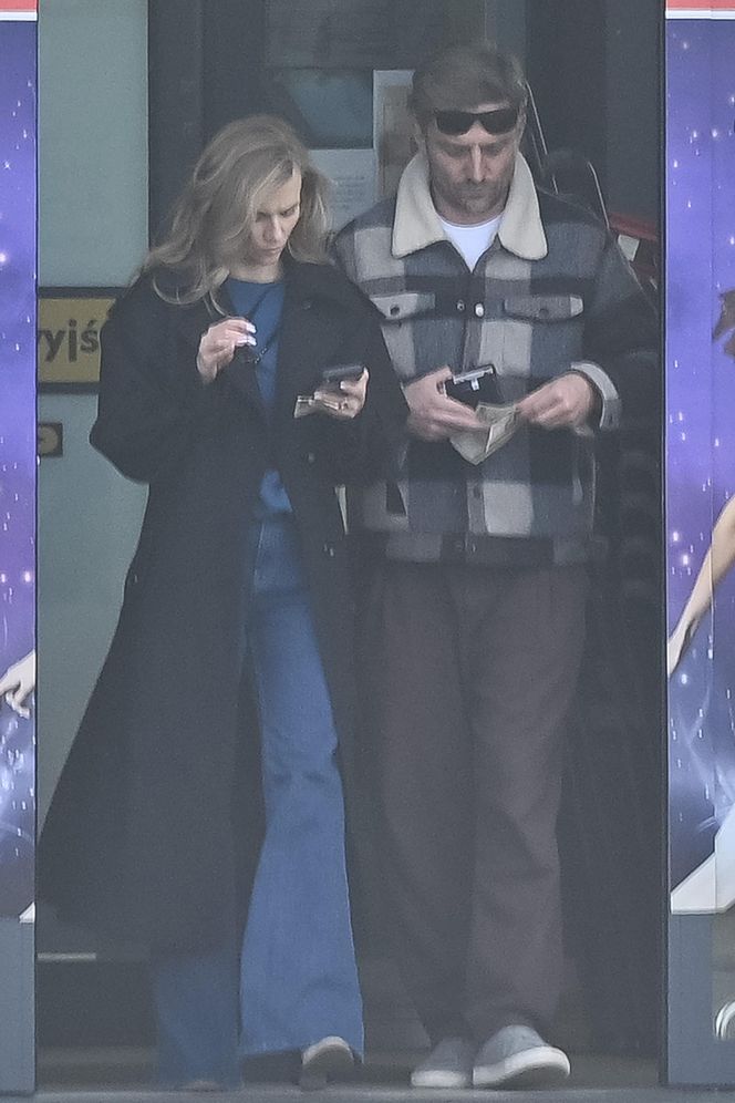 Agnieszka Kaczorowska siedzi i pachnie, a Rogacewicz wynosi śmieci i je kanapke poza autem... Fajna para?