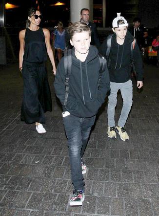 Victoria Beckham z dziećmi na lotnisku