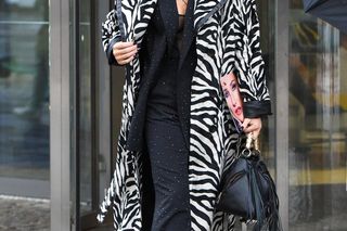 Justyna Steczkowska wietrzy palce na deszczu