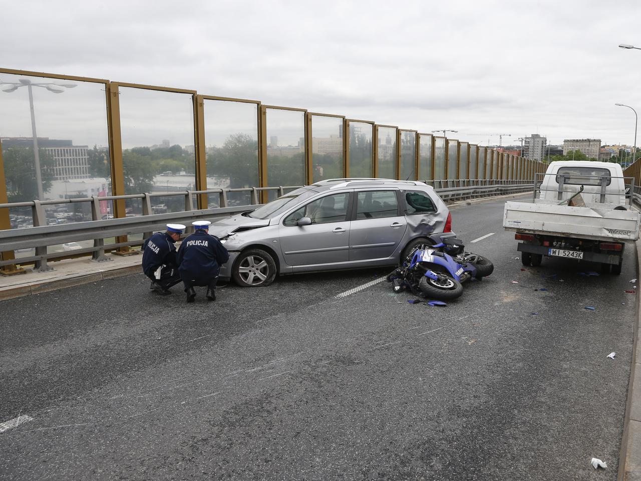 motocyklista na dostawczaku - estakada do wisłostrady zablokowana