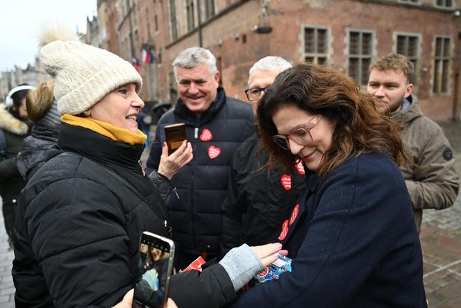 Gdańsk. Prezydent Gdańska Aleksandra Dulkiewicz kwestuje w ramach 33. Finału Wielkiej Orkiestry Świątecznej Pomocy