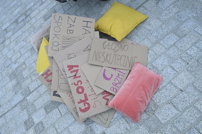 Przeszli przez Warszawę w piżamach i kapciach. Krzyczeli "Chcemy spać!"